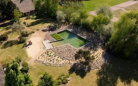 Reetdachhaus mit Schwimmteich in Krienke